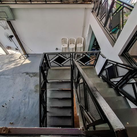 Casa para alugar com 360m², 4 quartos e 4 vagas Casa para alugar com 360m², 4 quartos e 4 vagasEscada