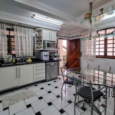 Casa para alugar com 360m², 4 quartos e 4 vagas Casa para alugar com 360m², 4 quartos e 4 vagasCozinha