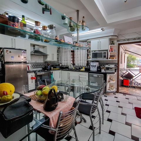 Casa para alugar com 360m², 4 quartos e 4 vagas Casa para alugar com 360m², 4 quartos e 4 vagasCozinha