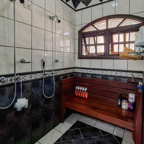Casa para alugar com 360m², 4 quartos e 4 vagas Casa para alugar com 360m², 4 quartos e 4 vagasBanheiro
