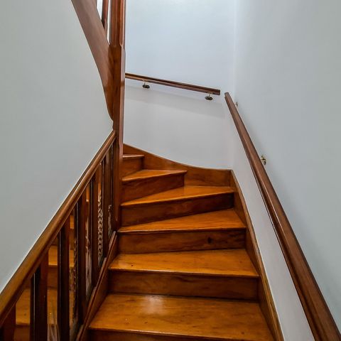 Casa para alugar com 360m², 4 quartos e 4 vagas Casa para alugar com 360m², 4 quartos e 4 vagasEscada