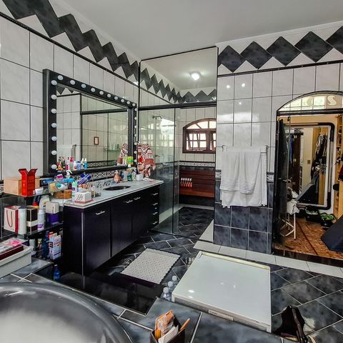 Casa para alugar com 360m², 4 quartos e 4 vagas Casa para alugar com 360m², 4 quartos e 4 vagasBanheiro