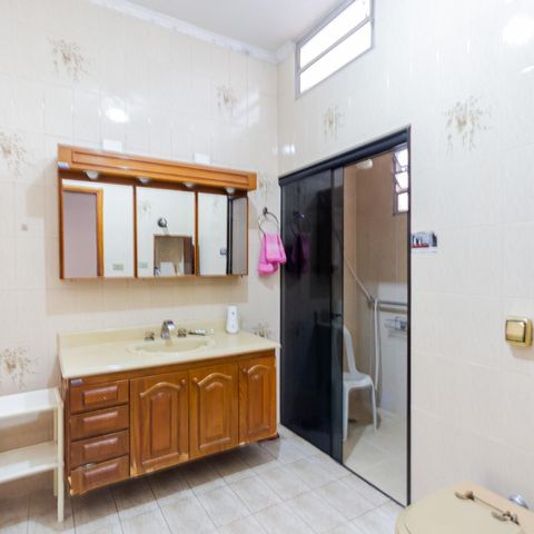 Casa para alugar com 274m², 2 quartos e 6 vagasBanheiro
