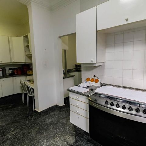 Casa à venda com 800m², 5 quartos e 6 vagas Casa à venda com 800m², 5 quartos e 6 vagasCozinha - Armários