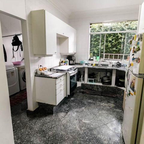 Casa à venda com 800m², 5 quartos e 6 vagas Casa à venda com 800m², 5 quartos e 6 vagasCozinha - Armários