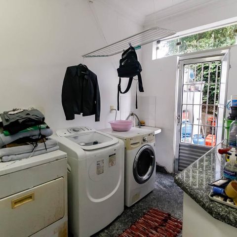 Casa à venda com 800m², 5 quartos e 6 vagas Casa à venda com 800m², 5 quartos e 6 vagasÁrea de Serviço