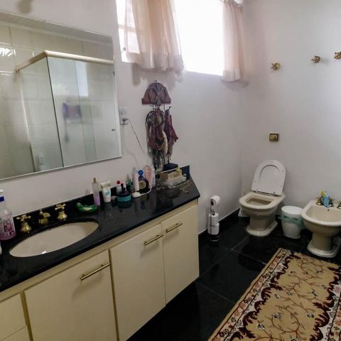 Casa à venda com 800m², 5 quartos e 6 vagas Casa à venda com 800m², 5 quartos e 6 vagasBanheiro da Suíte 1
