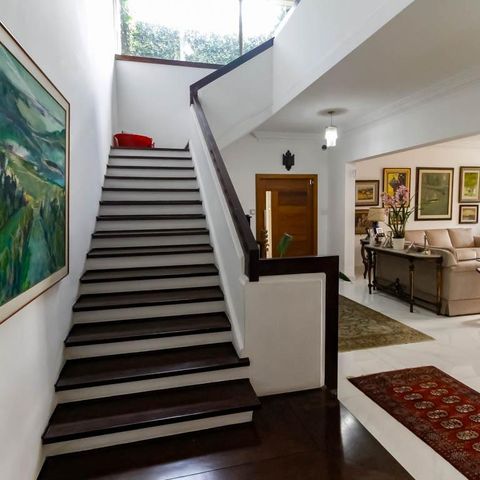Casa à venda com 800m², 5 quartos e 6 vagas Casa à venda com 800m², 5 quartos e 6 vagasEscada acesso Quartos