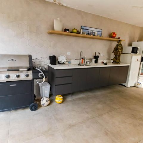 Casa à venda com 800m², 5 quartos e 6 vagas Casa à venda com 800m², 5 quartos e 6 vagasÁrea gourmet - churrasqueira