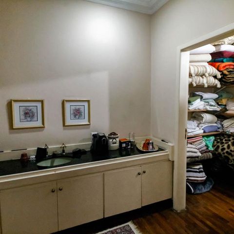 Casa à venda com 800m², 5 quartos e 6 vagas Casa à venda com 800m², 5 quartos e 6 vagasArmário corredor - Roupeiro