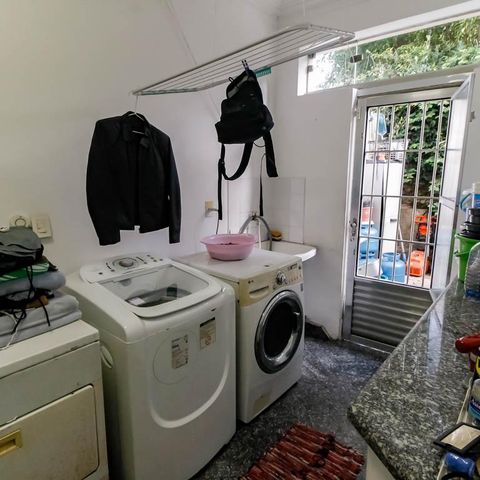 Casa à venda com 800m², 5 quartos e 6 vagas Casa à venda com 800m², 5 quartos e 6 vagasDetalhe da area de serviço