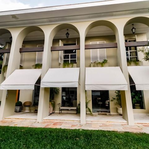 Casa à venda com 800m², 5 quartos e 6 vagas Casa à venda com 800m², 5 quartos e 6 vagasFachada