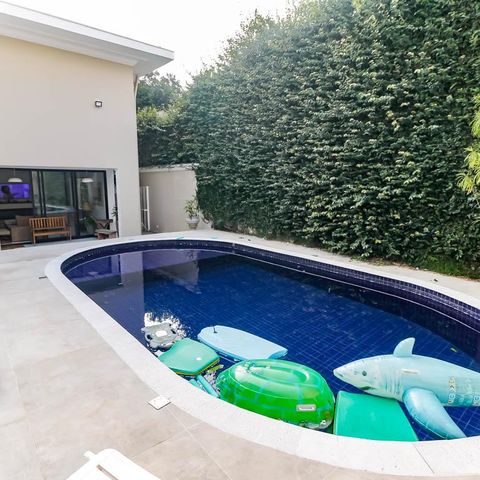 Casa à venda com 800m², 5 quartos e 6 vagas Casa à venda com 800m², 5 quartos e 6 vagasPiscina
