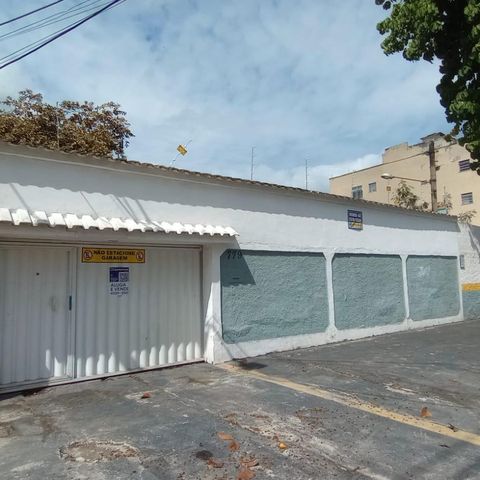 Casa à venda com 260m², 5 quartos e 3 vagas Casa à venda com 260m², 5 quartos e 3 vagasFachada