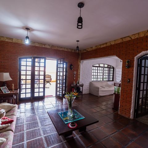 Casa à venda com 250m², 3 quartos e 2 vagas Casa à venda com 250m², 3 quartos e 2 vagasSala