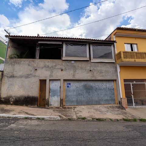 Casa à venda com 250m², 3 quartos e 2 vagas Casa à venda com 250m², 3 quartos e 2 vagasFachada