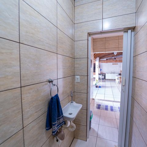 Casa à venda com 250m², 3 quartos e 2 vagas Casa à venda com 250m², 3 quartos e 2 vagasBanheiro 1