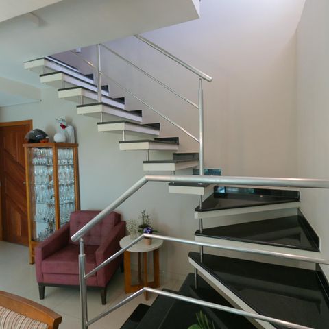 Apartamento à venda com 180m², 3 quartos e 2 vagas Apartamento à venda com 180m², 3 quartos e 2 vagasEscada