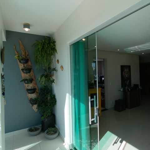 Apartamento à venda com 180m², 3 quartos e 2 vagas Apartamento à venda com 180m², 3 quartos e 2 vagasVaranda