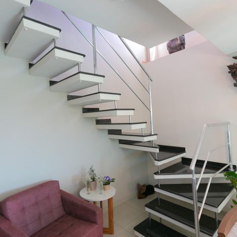 Apartamento à venda com 180m², 3 quartos e 2 vagas Apartamento à venda com 180m², 3 quartos e 2 vagasEscada