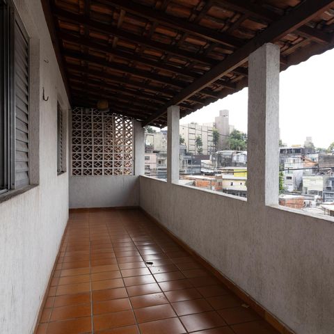 Casa à venda com 190m², 3 quartos e 4 vagas Casa à venda com 190m², 3 quartos e 4 vagasVaranda