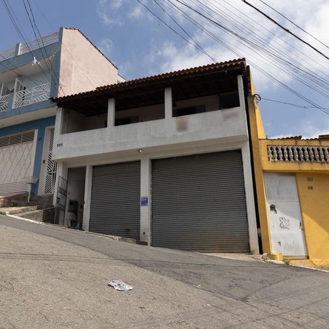Casa à venda com 190m², 3 quartos e 4 vagas Casa à venda com 190m², 3 quartos e 4 vagasFachada