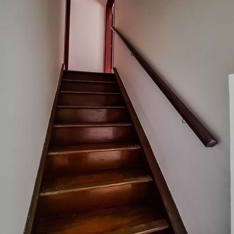 Casa à venda com 125m², 2 quartos e 1 vaga Casa à venda com 125m², 2 quartos e 1 vagaEscada