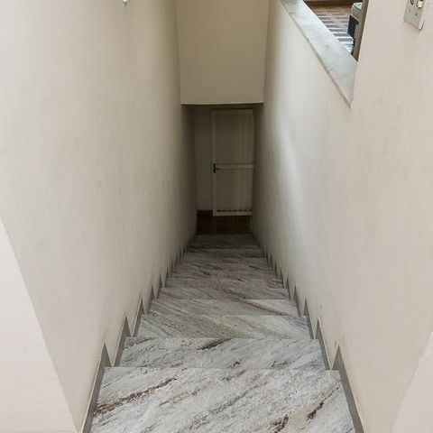 Casa à venda com 296m², 4 quartos e 2 vagas Casa à venda com 296m², 4 quartos e 2 vagasEscada