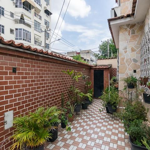 Casa à venda com 296m², 4 quartos e 2 vagas Casa à venda com 296m², 4 quartos e 2 vagasVaranda e garagem