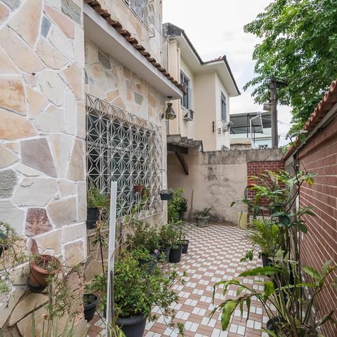 Casa à venda com 296m², 4 quartos e 2 vagas Casa à venda com 296m², 4 quartos e 2 vagasVaranda e garagem