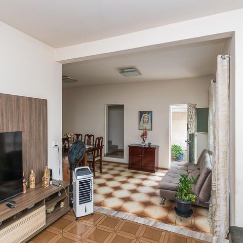 Casa à venda com 296m², 4 quartos e 2 vagas Casa à venda com 296m², 4 quartos e 2 vagasSala