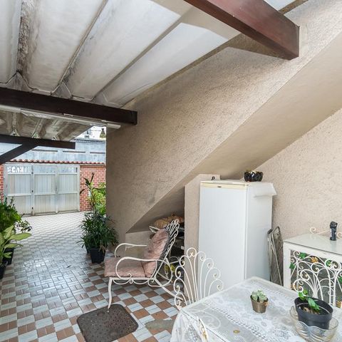 Casa à venda com 296m², 4 quartos e 2 vagas Casa à venda com 296m², 4 quartos e 2 vagasVaranda e garagem