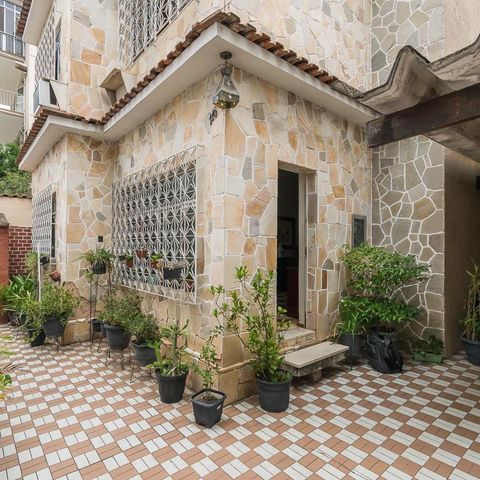Casa à venda com 296m², 4 quartos e 2 vagas Casa à venda com 296m², 4 quartos e 2 vagasVaranda e garagem