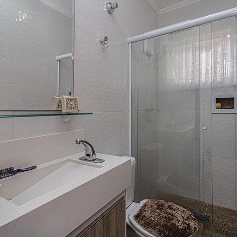 Casa à venda com 154m², 2 quartos e 4 vagas Casa à venda com 154m², 2 quartos e 4 vagasBanheiro da Suíte
