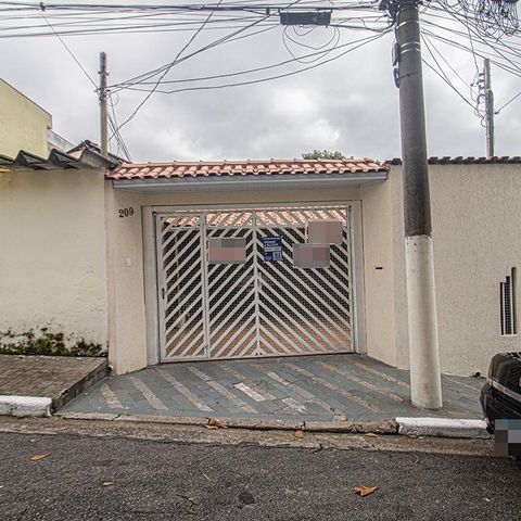Casa à venda com 154m², 2 quartos e 4 vagas Casa à venda com 154m², 2 quartos e 4 vagasFachada