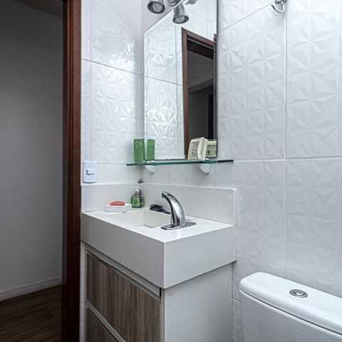 Casa à venda com 154m², 2 quartos e 4 vagas Casa à venda com 154m², 2 quartos e 4 vagasBanheiro da Suíte