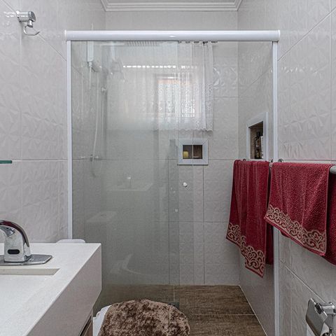 Casa à venda com 154m², 2 quartos e 4 vagas Casa à venda com 154m², 2 quartos e 4 vagasBanheiro da Suíte