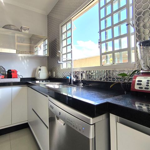 Casa à venda com 170m², 4 quartos e 2 vagas Casa à venda com 170m², 4 quartos e 2 vagasCozinha