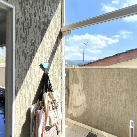 Casa à venda com 170m², 4 quartos e 2 vagas Casa à venda com 170m², 4 quartos e 2 vagasÁrea de Serviço