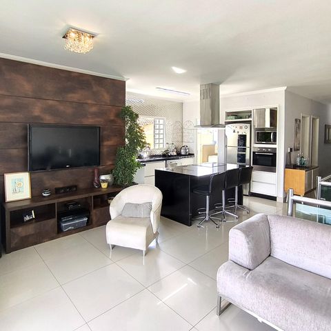 Casa à venda com 170m², 4 quartos e 2 vagas Casa à venda com 170m², 4 quartos e 2 vagasSala