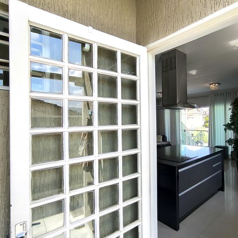 Casa à venda com 170m², 4 quartos e 2 vagas Casa à venda com 170m², 4 quartos e 2 vagasÁrea de Serviço