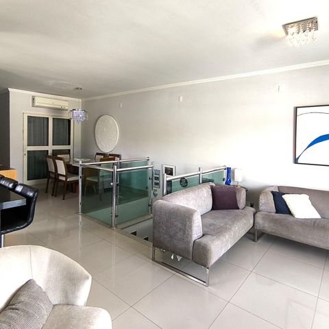 Casa à venda com 170m², 4 quartos e 2 vagas Casa à venda com 170m², 4 quartos e 2 vagasSala