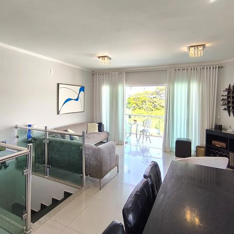 Casa à venda com 170m², 4 quartos e 2 vagas Casa à venda com 170m², 4 quartos e 2 vagasSala