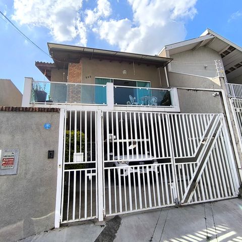 Casa à venda com 170m², 4 quartos e 2 vagas Casa à venda com 170m², 4 quartos e 2 vagasFachada