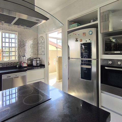 Casa à venda com 170m², 4 quartos e 2 vagas Casa à venda com 170m², 4 quartos e 2 vagasCozinha