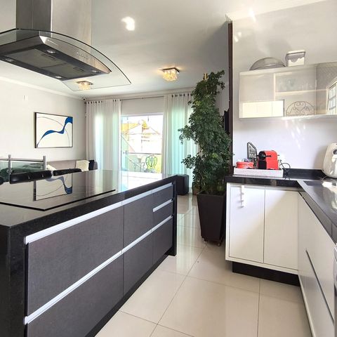 Casa à venda com 170m², 4 quartos e 2 vagas Casa à venda com 170m², 4 quartos e 2 vagasCozinha