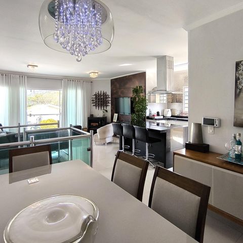 Casa à venda com 170m², 4 quartos e 2 vagas Casa à venda com 170m², 4 quartos e 2 vagasSala