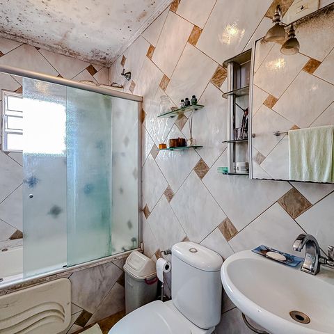 Casa à venda com 234m², 6 quartos e 4 vagasBanheiro da Suíte