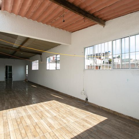 Casa à venda com 300m², 5 quartos e 4 vagas Casa à venda com 300m², 5 quartos e 4 vagasTerraço