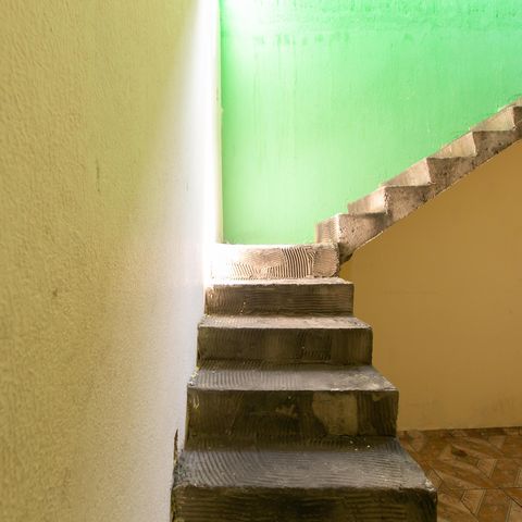 Casa à venda com 300m², 5 quartos e 4 vagas Casa à venda com 300m², 5 quartos e 4 vagasEscada